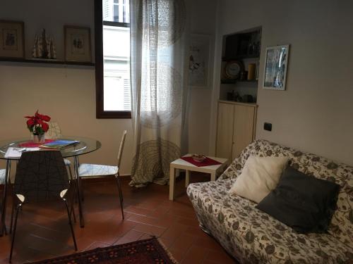 salon z kanapą i stołem w obiekcie Il nido di Sofia we Florencji