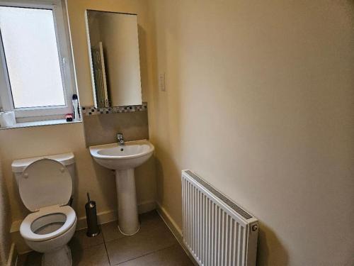 a bathroom with a toilet and a sink at 1 Bedroom en suite ASHLAND, Milton keynes in Fenny Stratford