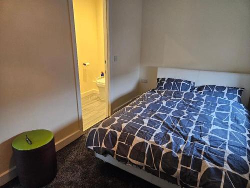 a bedroom with a bed and a large mirror at 1 Bedroom en suite ASHLAND, Milton keynes in Fenny Stratford