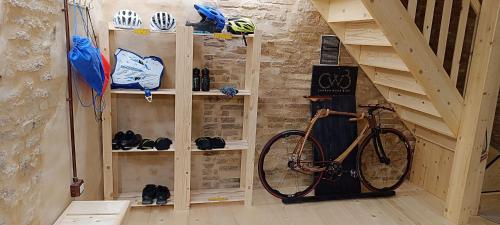 Appartamento Natinguerra في تْشيفيتانوفا ماركي: دراجة متوقفة في غرفة مع رفوف خشبية