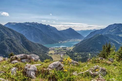 uitzicht op een vallei in de bergen bij Chalets Grossmitt in Pertisau