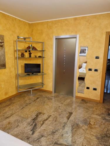 a room with a hallway with a door and a shelf at Consuelo House in Arzergrande