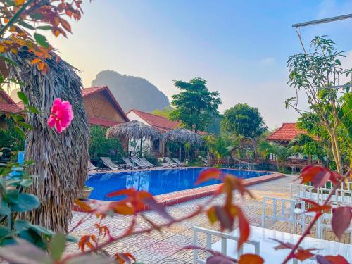 - une vue sur la piscine d'un complexe dans l'établissement Trang An Quynh Trang Happy Homestay & Garden, à Ninh Binh