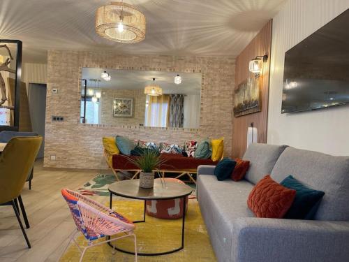 un salon avec un canapé et une table dans l'établissement Disneyland 5 min/9 pers/Gare, à Montévrain