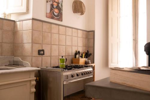 kuchnia z płytą kuchenną w kuchni w obiekcie Civico 18 w Katanii