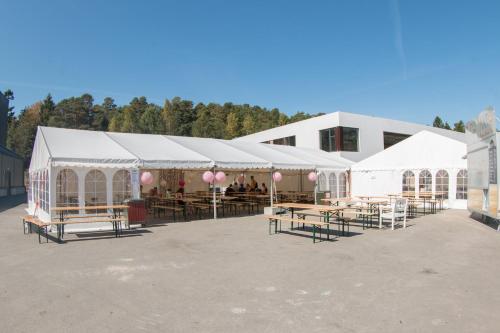 een groep witte tenten met tafels en roze ballonnen bij BiG Event AS in Grimstad