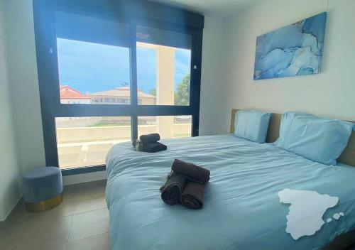 sypialnia z dużym łóżkiem i dużym oknem w obiekcie CostaBlancaDreams Calpe Beach in Calpe w Alicante