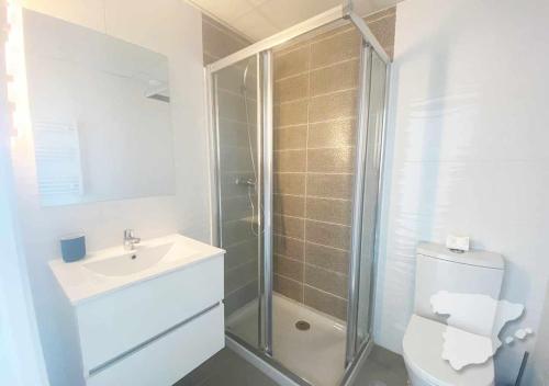 W łazience znajduje się prysznic, toaleta i umywalka. w obiekcie CostaBlancaDreams Calpe Beach in Calpe w Alicante