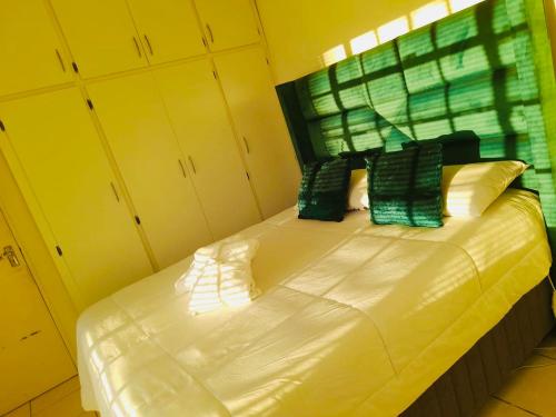 Uma cama ou camas num quarto em Signature N1 Guesthouse