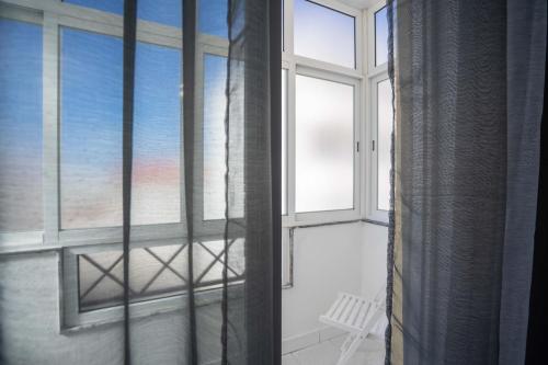 Habitación con ventana y vistas al océano. en Peniche Sun & Surf Apartment en Peniche
