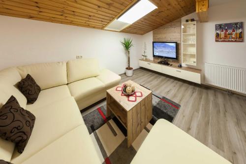 霍索安德格洛可納斯特拉薩的住宿－Appartement Gimpl，客厅配有白色沙发和电视
