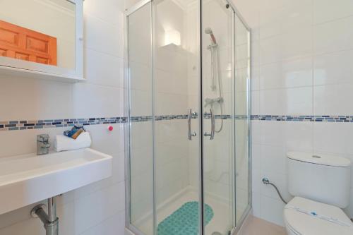 La salle de bains est pourvue d'une douche, de toilettes et d'un lavabo. dans l'établissement Casa Basta, à Moraira