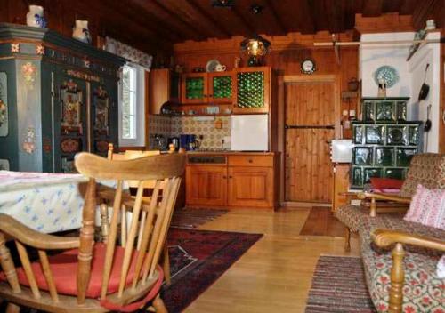 uma cozinha com armários de madeira e uma mesa e cadeiras em Ferienhaus Pilz Marion em Bad Goisern