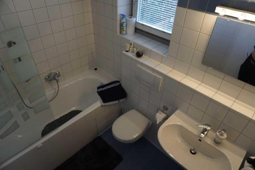 a bathroom with a sink and a toilet and a tub at Gartenapartment nah beim Zentrum und ruhig in Vienna