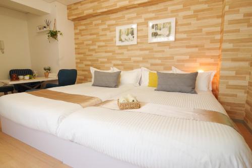 een groot wit bed in een hotelkamer bij Matsuyamachi Shimanouchi Building - Vacation STAY 12324 in Osaka