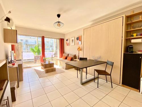 une cuisine et un salon avec une table et un canapé dans l'établissement Terracotta - Proche Palais des Festivals - By SCLS Locations, à Cannes