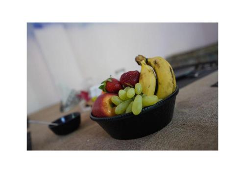 een fruitschaal op een aanrecht bij HR DUKES DEN RESORT in Rāmnagar