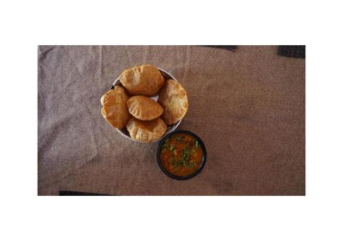 een kom brood en een kom dipsaus bij HR DUKES DEN RESORT in Rāmnagar