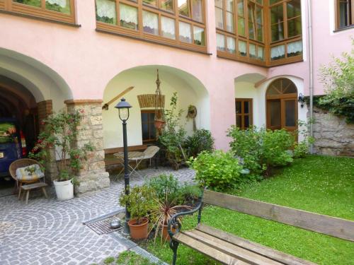 a building with a bench in front of it at Ferienwohnungen Manuela in Schottwien