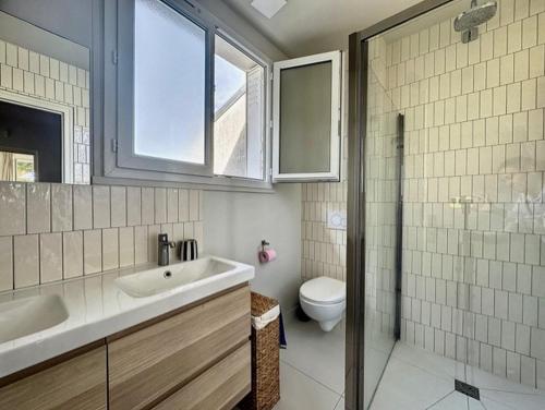 ein Bad mit einem WC, einem Waschbecken und einer Dusche in der Unterkunft La Pelletière in Garches
