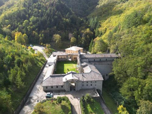 - une vue aérienne sur un château dans une forêt dans l'établissement Locanda del Pellegrino, à Roncobillaccio