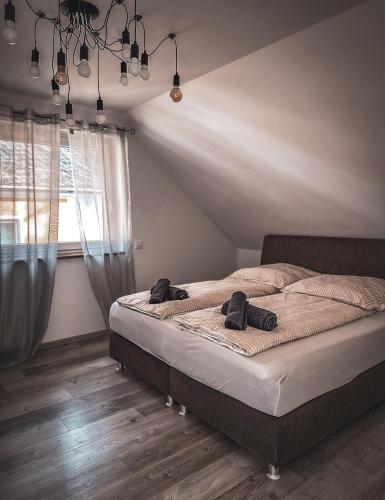 - une chambre dotée d'un lit avec deux chaussures noires dans l'établissement Feeling Good Lux, à Coblence