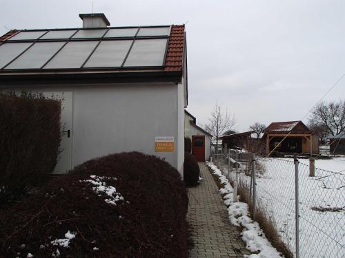 ein Gebäude mit einem nebenstehenden Solarium in der Unterkunft Ferienhaus Lutzmannsburg in Lutzmannsburg