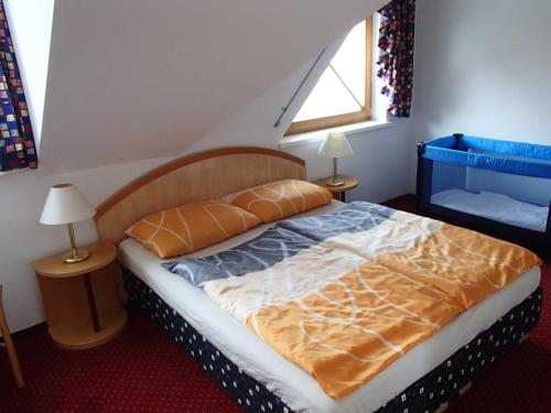 Schlafzimmer mit einem Bett mit blauem Kopfteil und einem Fenster in der Unterkunft Ferienhaus Lutzmannsburg in Lutzmannsburg