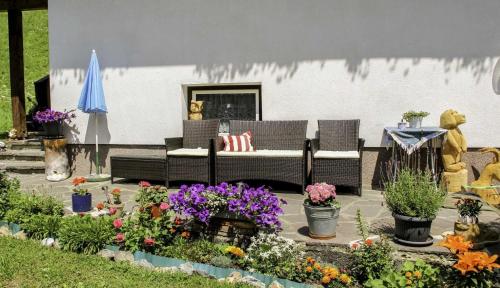a garden with a couch and some flowers at Sturm Dominik 