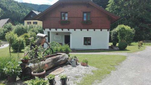 een huis met een standbeeld ervoor bij Oberbach in Göstling
