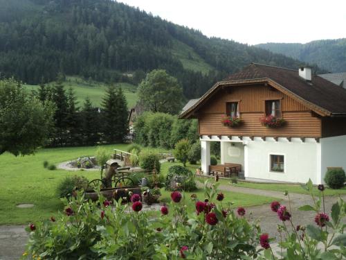 una casa en medio de un campo con flores en Oberbach, en Göstling