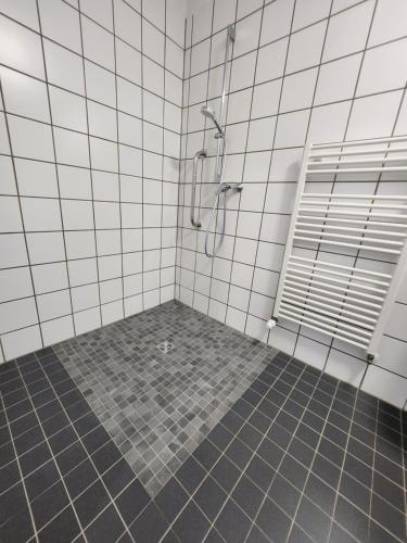 baño con ducha y suelo de baldosa. en Landhaus Appartement, en Bad Salzuflen