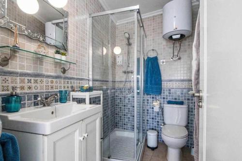 een badkamer met een toilet, een wastafel en een douche bij Vistamar apartamento in Orihuela-Costa