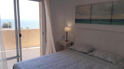 Posteľ alebo postele v izbe v ubytovaní Vistamar apartamento B