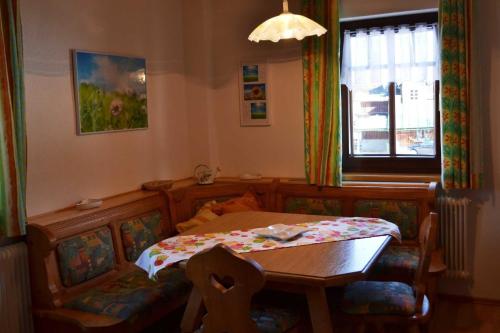 ein Esszimmer mit einem Tisch, einem Tisch und Stühlen in der Unterkunft Ferienhaus Tschernitz in Pruggern