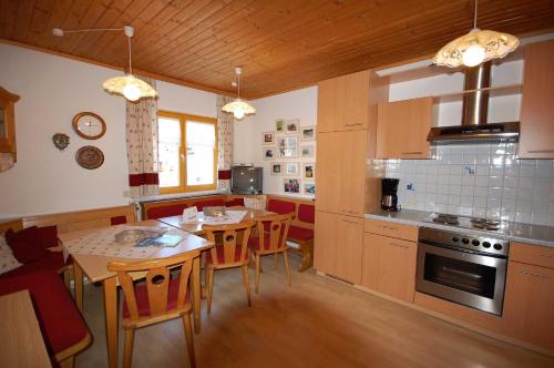 eine Küche mit einem Tisch und Stühlen sowie ein Esszimmer in der Unterkunft Ferienhaus Tschernitz in Pruggern
