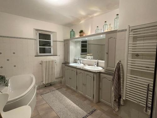 Η κουζίνα ή μικρή κουζίνα στο L'Oustau de la Colline - Villa avec piscine privée chauffée 12 personnes au coeur du Luberon