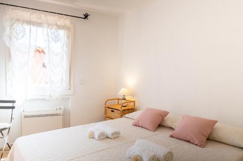 a bedroom with a bed with two towels on it at [CALA DI VOLPE] Vista Mare e Piscina in Abbiadori