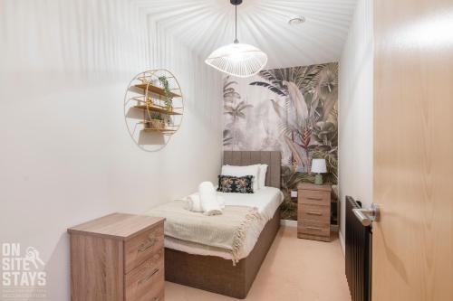 哈特菲尔德OnSiteStays 2BR, Parking, Wifi, Shops and Restaurants Close的一间带一张床和吊灯的小卧室