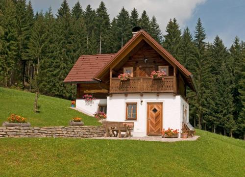 uma pequena casa numa colina num campo em Pircherhof - Urlaub und Erholung im Troadkost'n em Sankt Kathrein am Hauenstein
