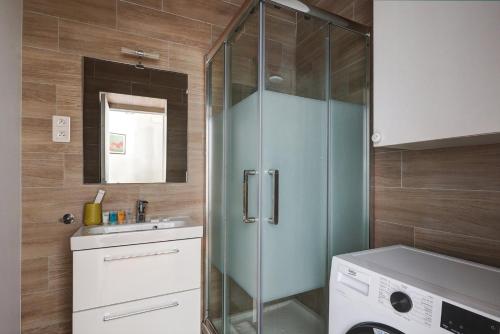 une salle de bain avec douche et lavabo et une machine à laver dans l'établissement 338 Suite Montmartre - Superb apartment in Paris, à Paris