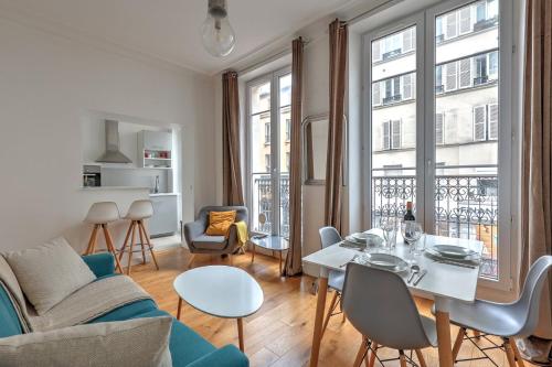 un salon avec un canapé et une table dans l'établissement 338 Suite Montmartre - Superb apartment in Paris, à Paris