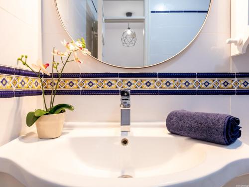 een wastafel met een spiegel en een handdoek bij 394 Renovated Duplex Parque Santiago II in Playa de las Americas