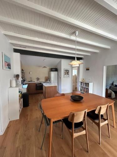 - une table à manger et des chaises dans le salon dans l'établissement 