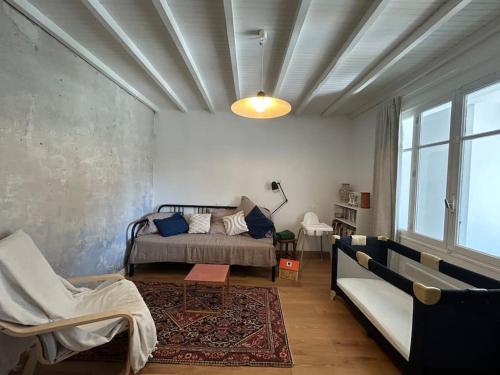 un salon avec un lit et un canapé dans l'établissement 