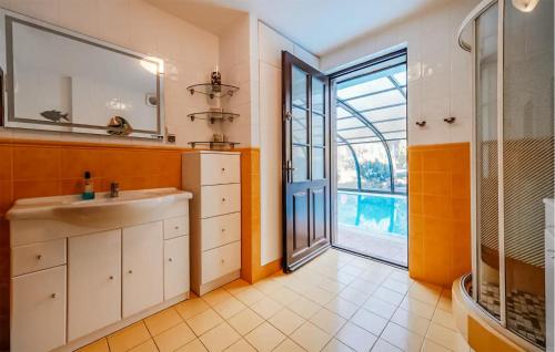 een badkamer met een wastafel en een groot raam bij Pet Friendly Home In Mechowo With Kitchenette in Mechowo