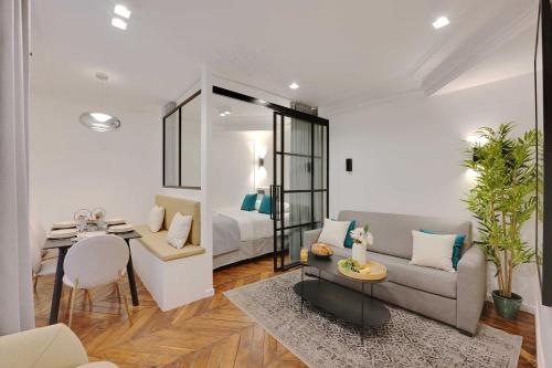 un salon avec un lit et une salle à manger dans l'établissement Charming apartment - 2BR-6P - Gare Saint-Lazare, à Paris