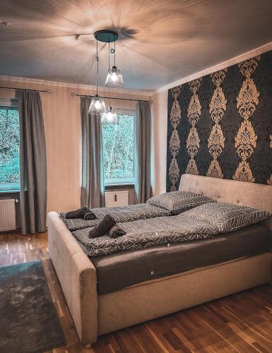 um quarto com uma cama grande num quarto em Feeling Good em Koblenz