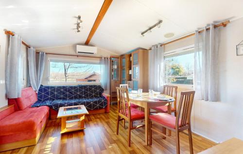 un salon avec un canapé rouge et une table dans l'établissement Beautiful Home In Sainte-Gemme, à Sainte-Gemme