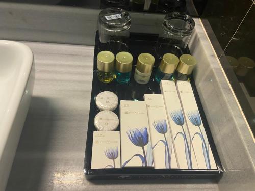 uno schermo di spazzolini da denti e altri articoli su un tavolo di OYO 90934 Tong Villion Hotel a Muadzam Shah